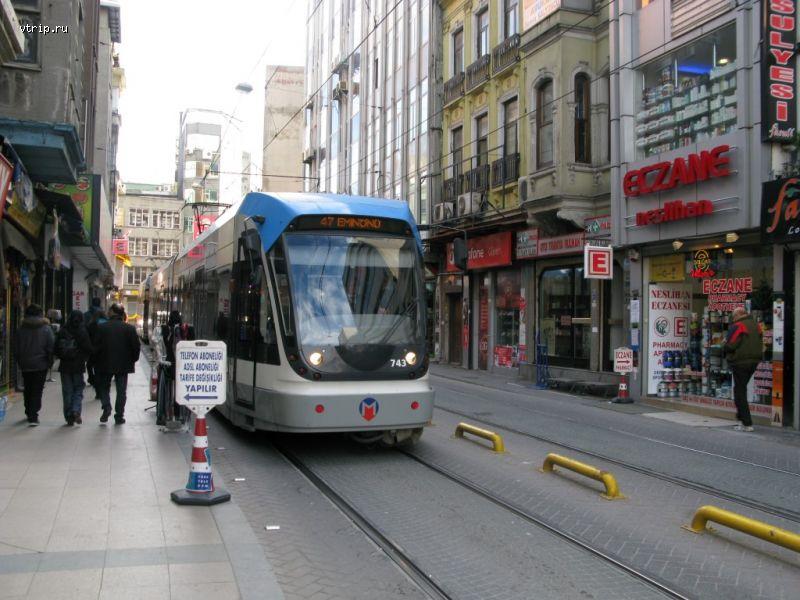 Трамвай на узкой улице