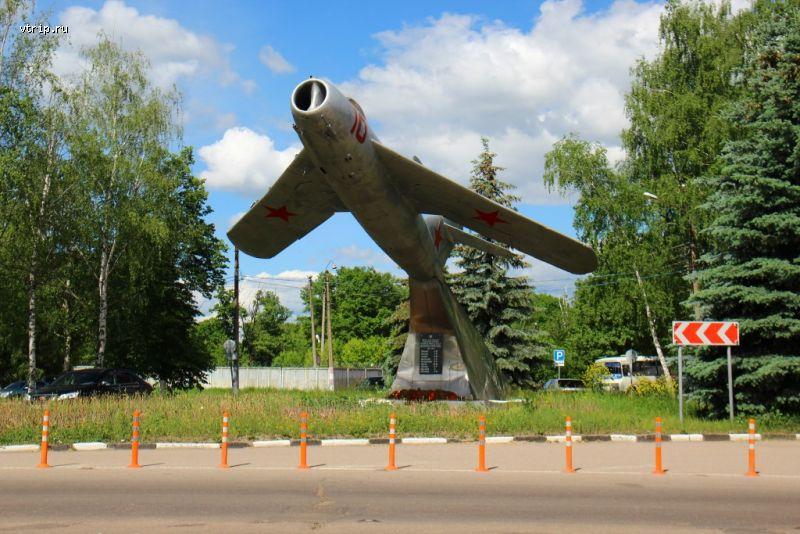 Памятник самолёту у аэропорта