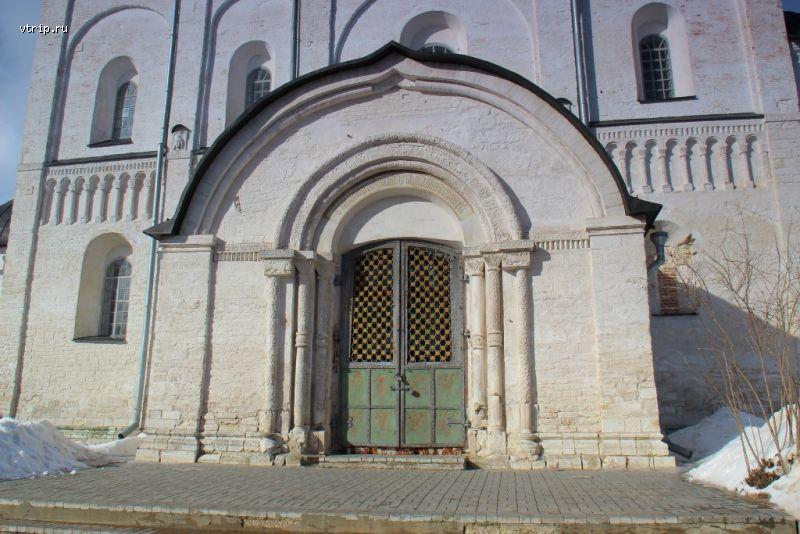 Вход в собор (древняя часть)
