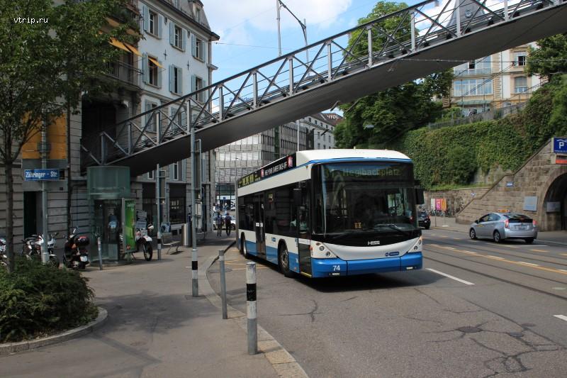 Троллейбус в центре Цюриха