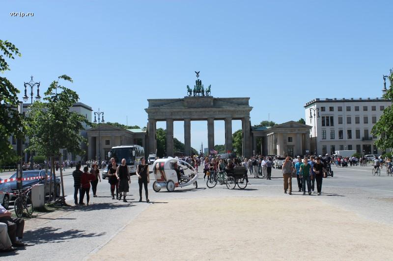 Бранденбургские ворота с улицы Унтер ден линден