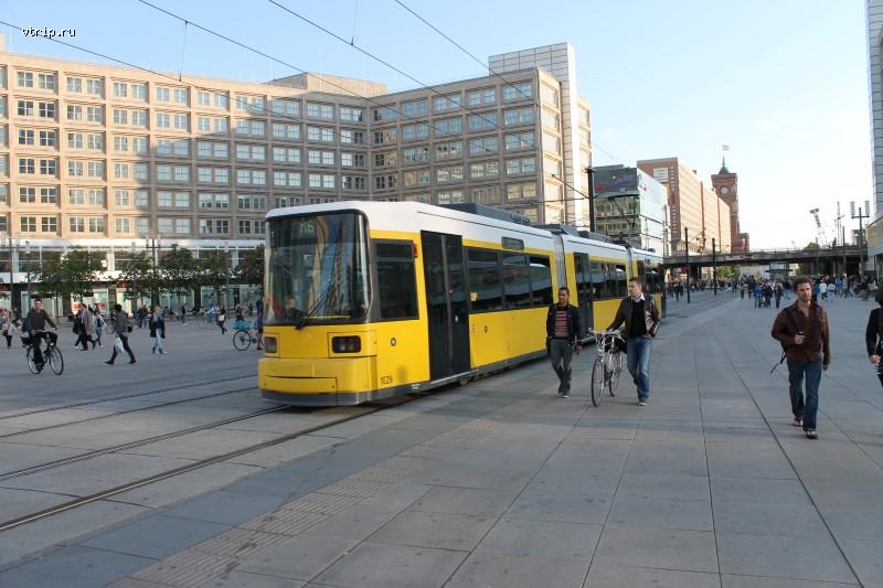 Трамвай на Александровской площади