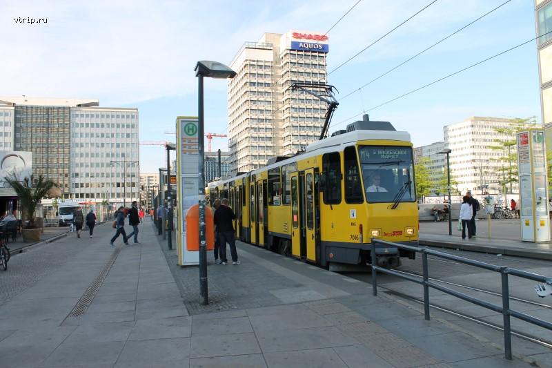 Трамвай на площади Александерплац
