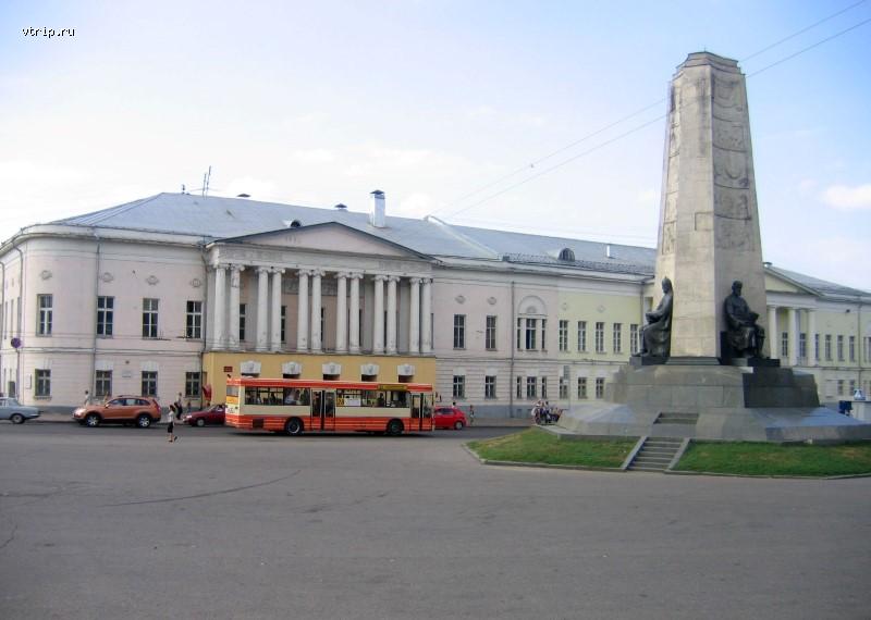 Памятник в честь 850-ти летия Владимиру