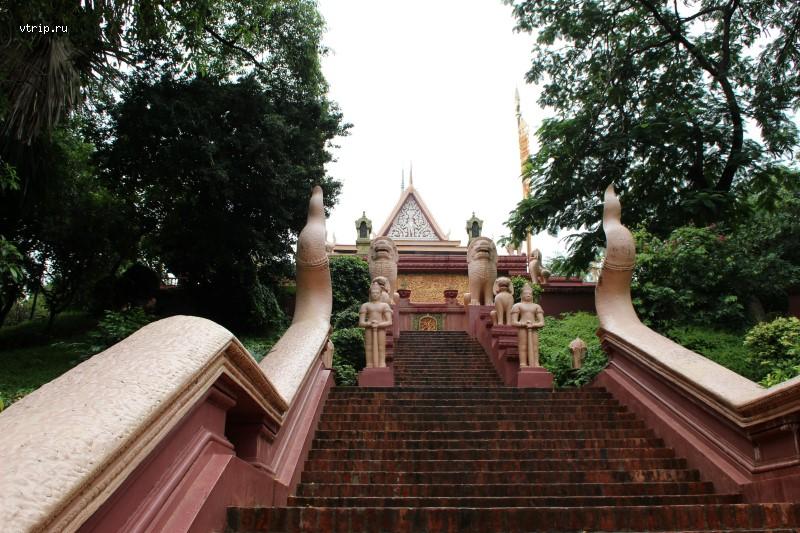 Лестница у входа в храм