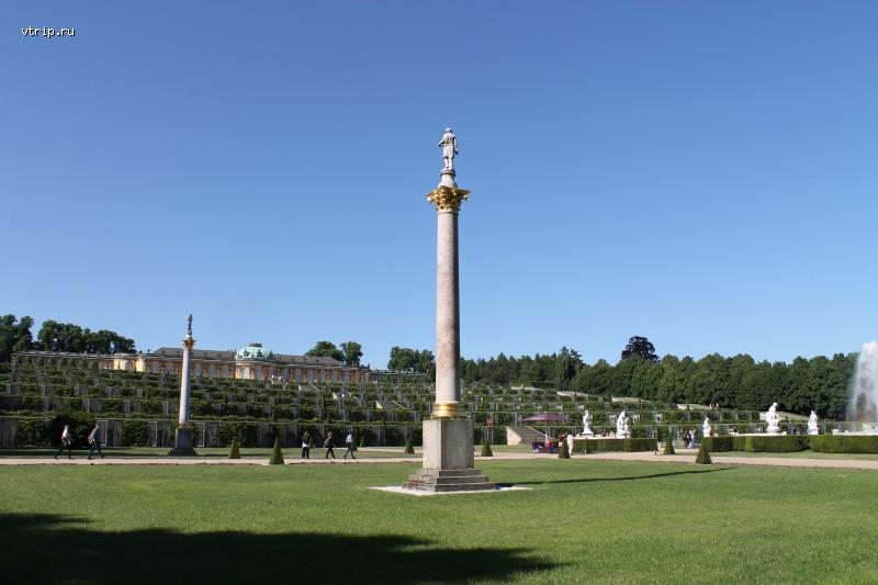 Колонна перед дворцом