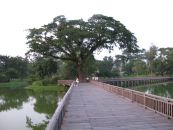 Мост через озеро Кандоджи в Янгоне