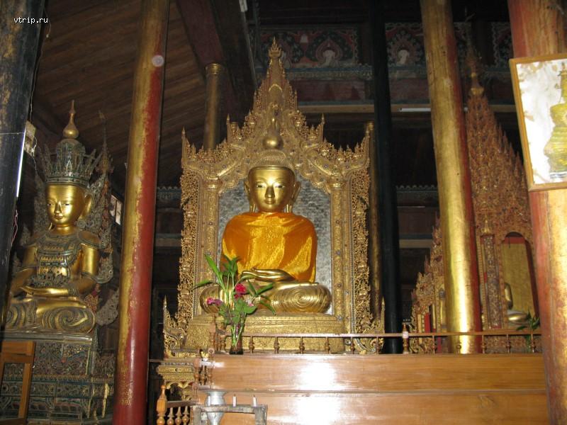 Будда в монастыре