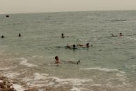 Люди в Мёртвом море