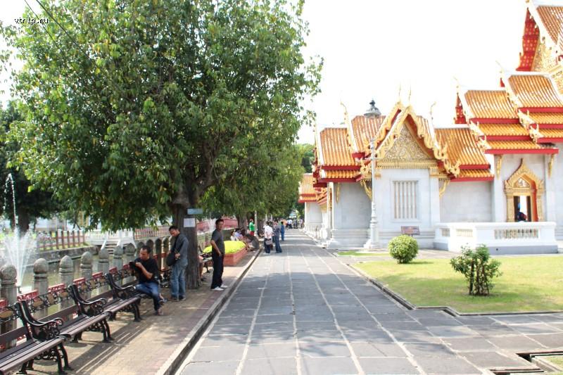Парк у храма