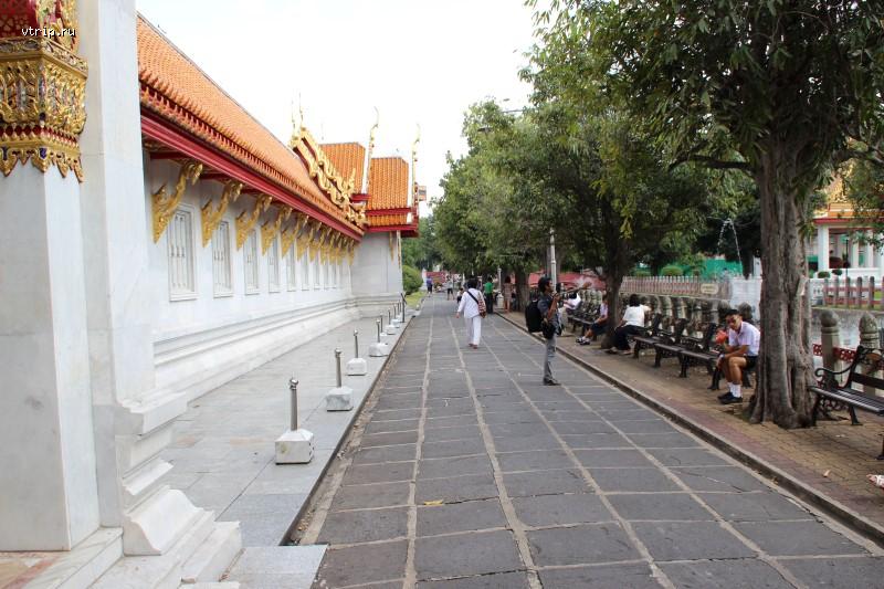 Парк у храма