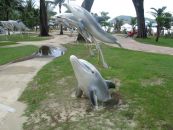 Скульптуры дельфинов