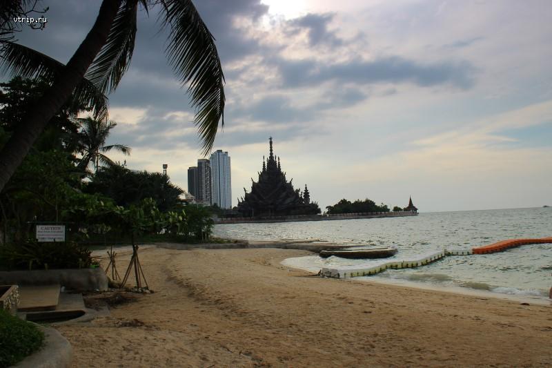 Вид на храм с пляжа