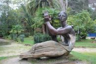 Скульптура Медея в парке