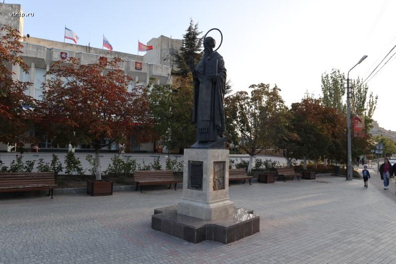 Памятник Стефану Сурожскому в Судаке