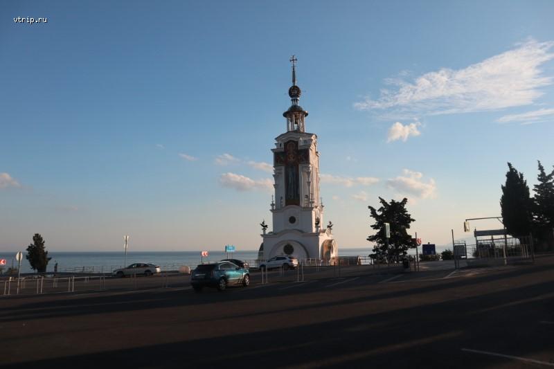 Вид на храм-маяк в Малореченском