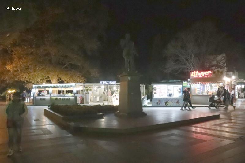 Памятник Н. П. Краснову в Ялте
