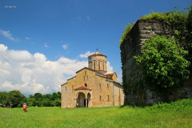 Вид на колокольню и собор