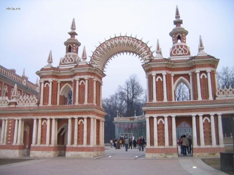 Галерея-ограда с аркой