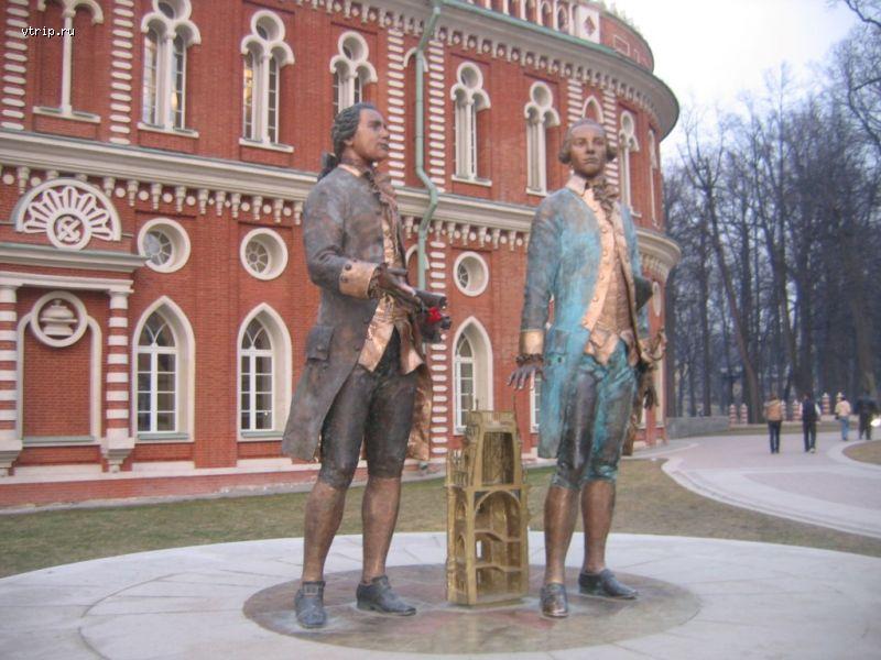 Памятник В. Баженову и М. Казакову