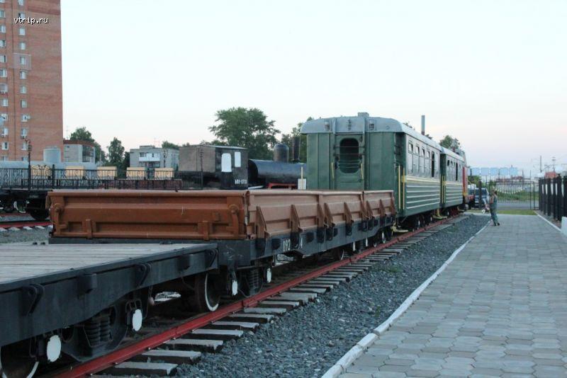 Узкоколейные платформа и пассажирские вагоны