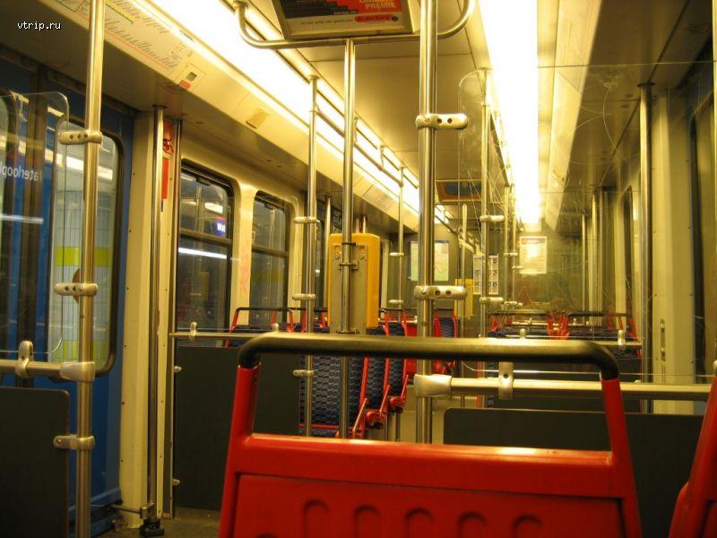 Поезд метро внутри