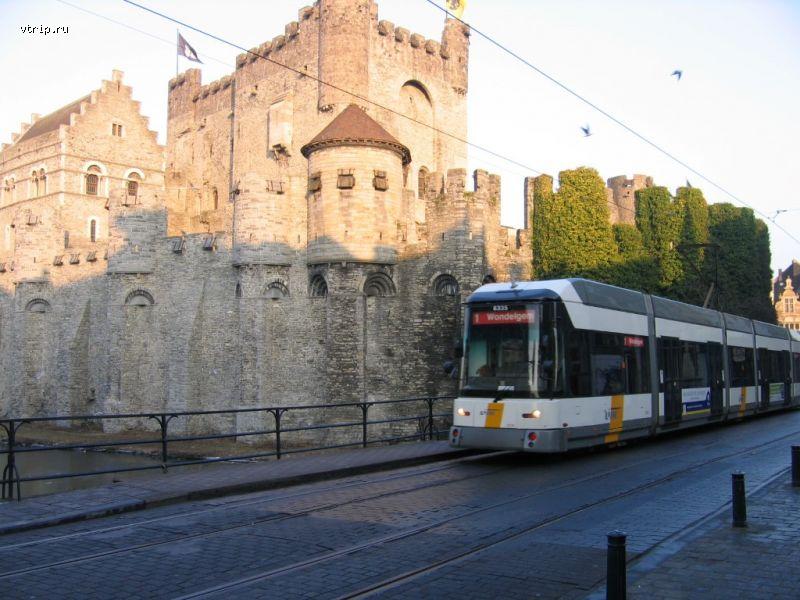 Трамвай на фоне старого замка