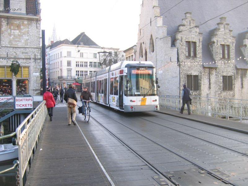 Низкопольный трамвай в центре