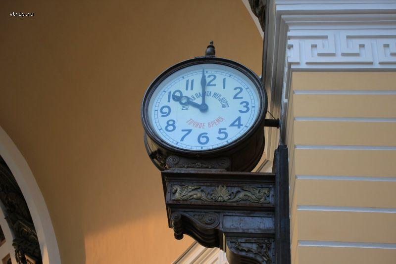 Часы на арке
