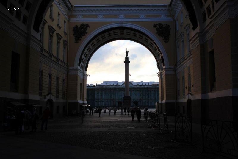 Вид на Александровскую колонну со стороны арки