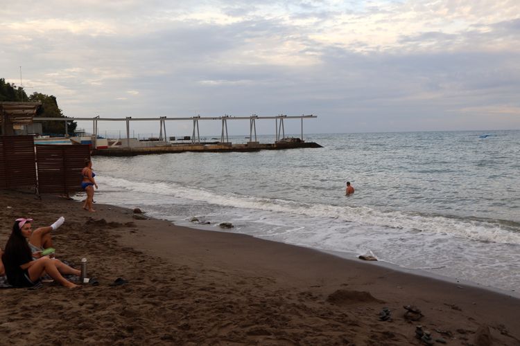 Пляж «Ласковый Берег» в Алуште