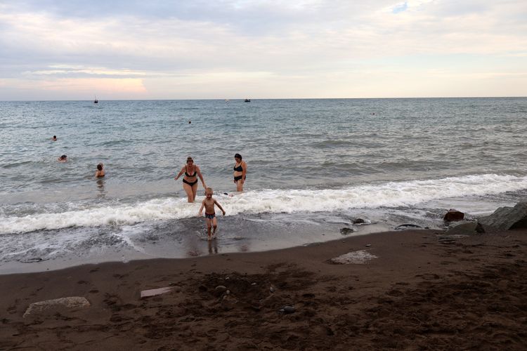 Пляж «Ласковый Берег» в Алуште