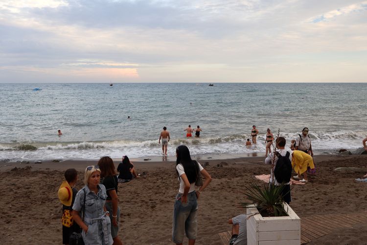 Пляж «Ласковый Берег» в Алуште