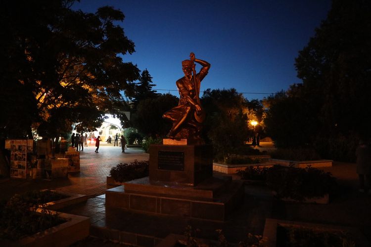 Памятник Ашик Омеру в Евпатории