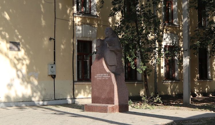 Памятник А.Р. Довженко в Феодосии