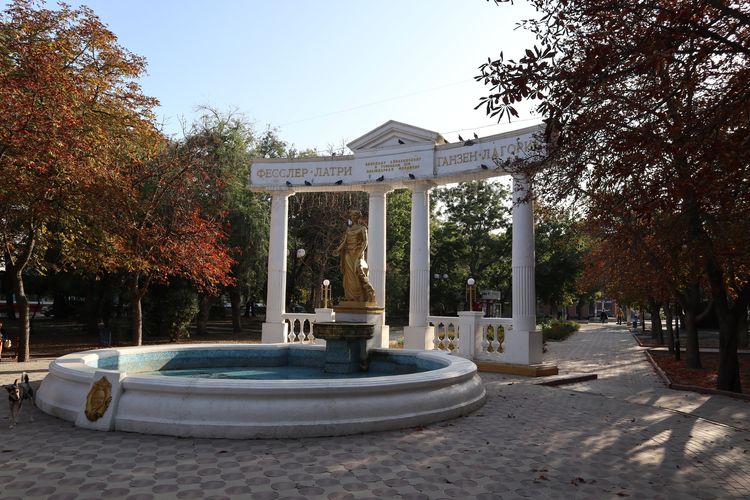 Фонтан-памятник «Доброму Гению» в Феодосии
