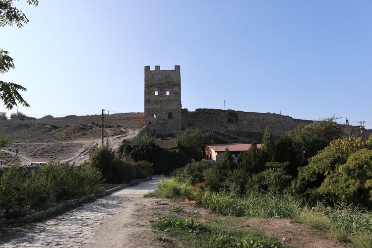 Стены и башня крепости