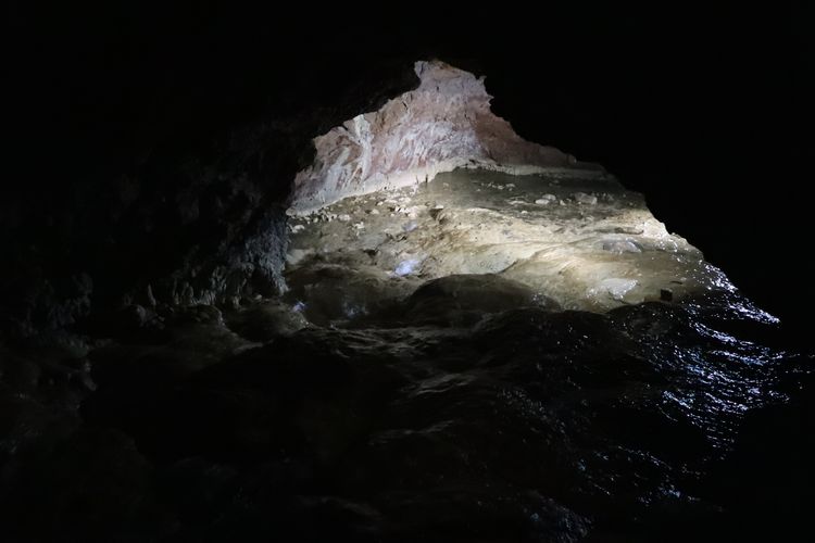 Река Кизилкобинка в Красной пещере