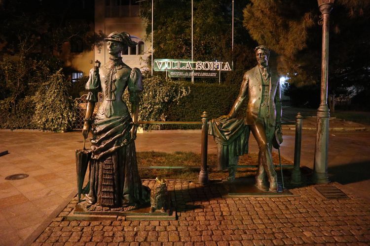 Памятник «Антон Чехов и дама с собачкой» в Ялте