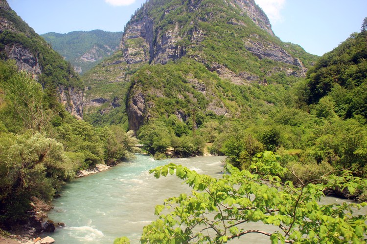 Место впадения Юпшары в Бзыбь в Абхазии