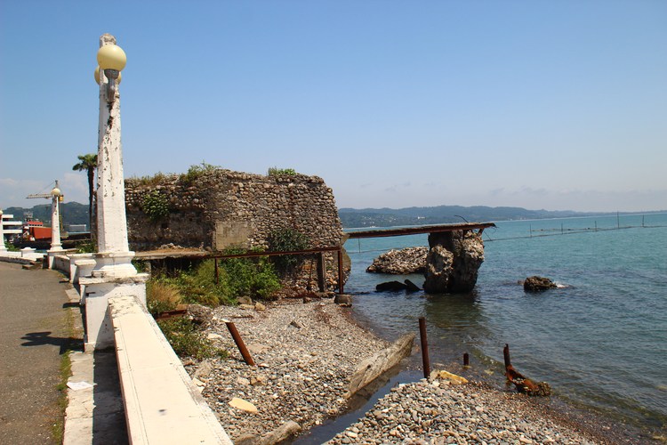 Развалины башни Диоскурии на набережной