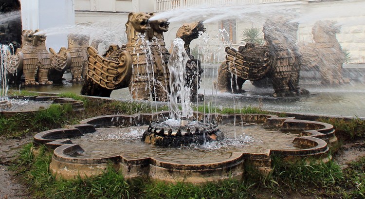Грифоны в фонтане