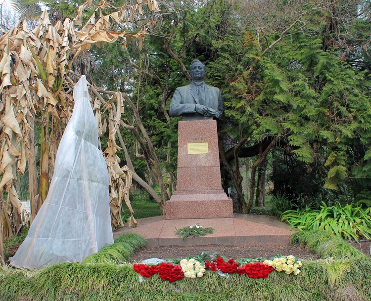 Памятник Нестору Лакоба в Сухуме