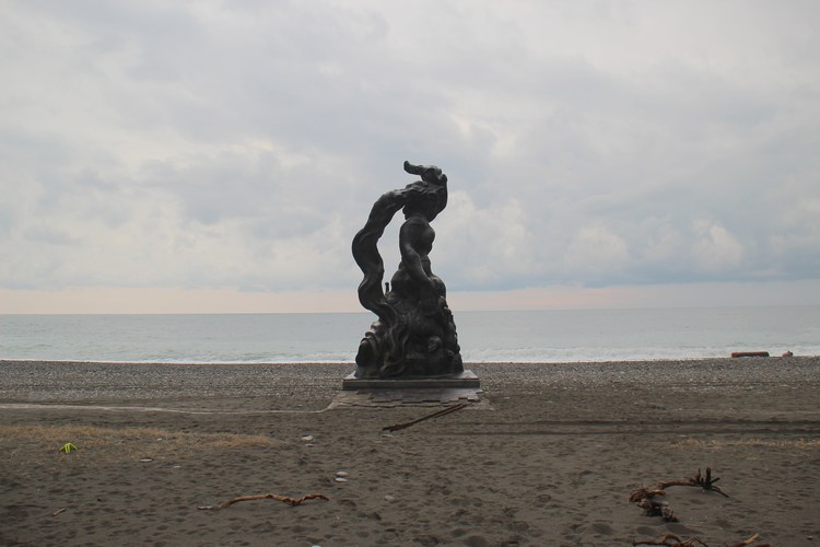 Скульптура Медея на набережной Пицунды