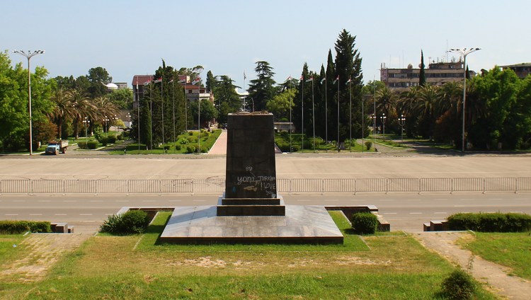 Вид на площадь и постамент памятника Ленина 