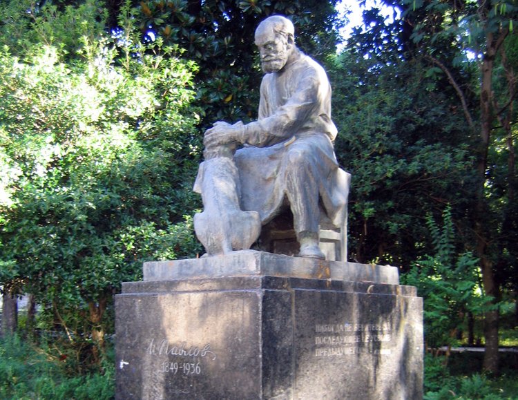 Памятник Павлову на территории питомника
