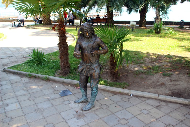 Скульптура «Старик Тачкум» в Сухуме