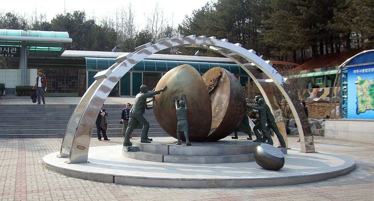 Памятник разделённой Корее