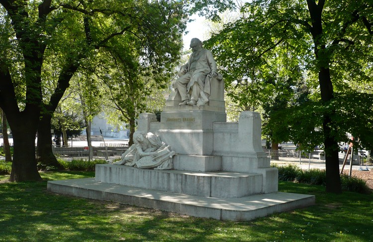 Памятник Иоганнесу Брамсу в Вене