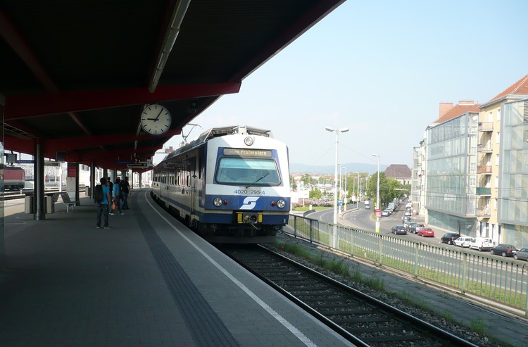 Поезд S-Bahn в Вене